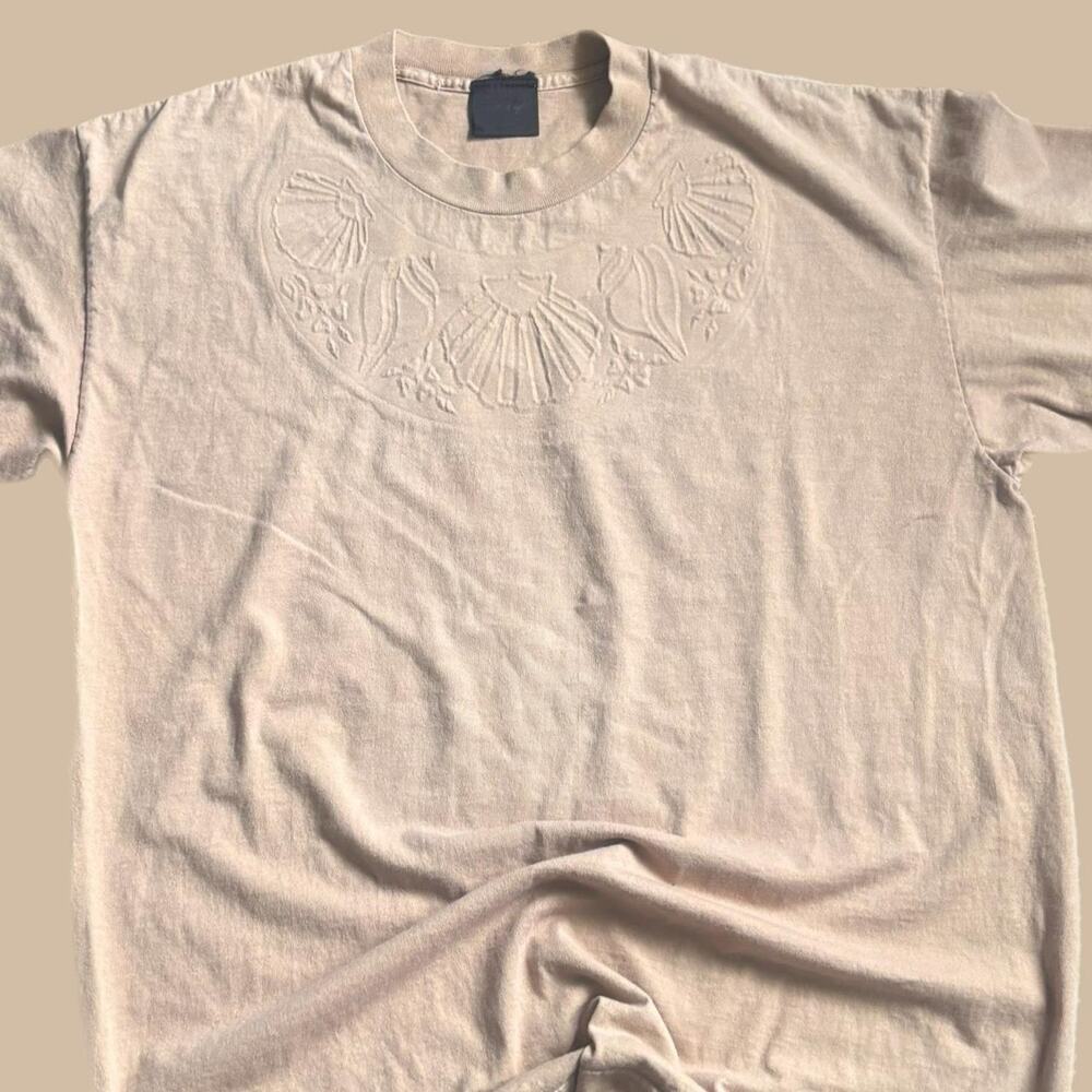 TAN EMBOSSED SEASHELL SINGLE STITCH TEE